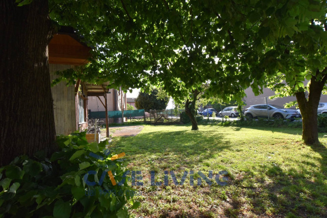 Locale commerciale in vendita a Zibido San Giacomo