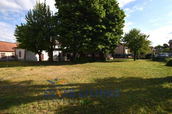 Locale commerciale in vendita a Zibido San Giacomo