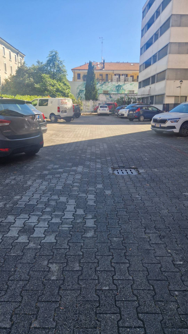 Posto auto scoperto in vendita a Milano
