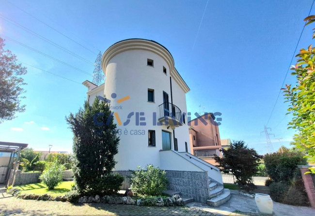 Villa in vendita a Bollate