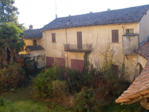 Casa singola in vendita a Momo