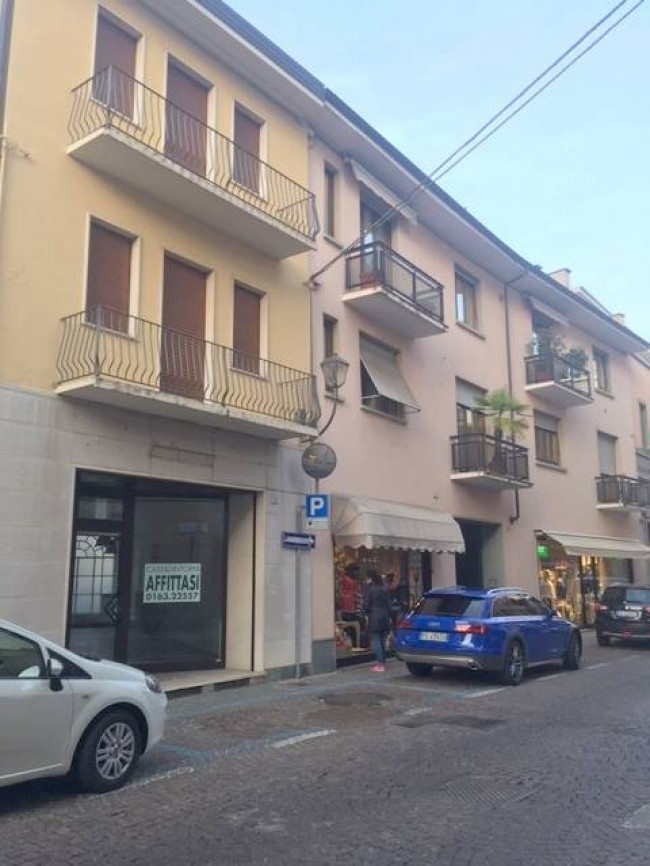 Locale commerciale in affitto a Borgosesia