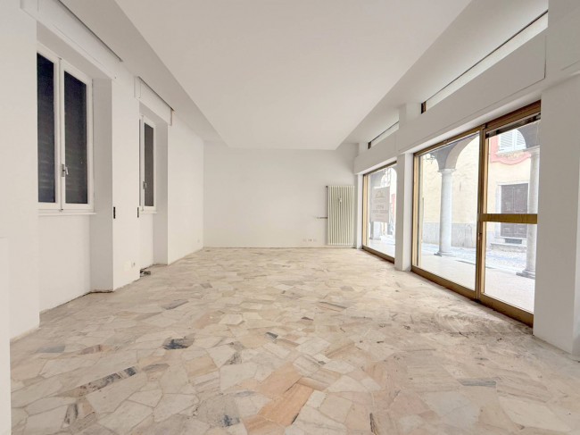 Attività commerciale in affitto a Varallo