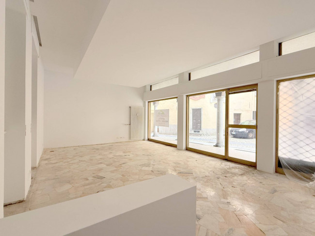 Attività commerciale in affitto a Varallo