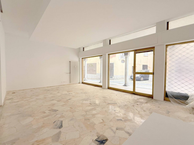 Attività commerciale in affitto a Varallo