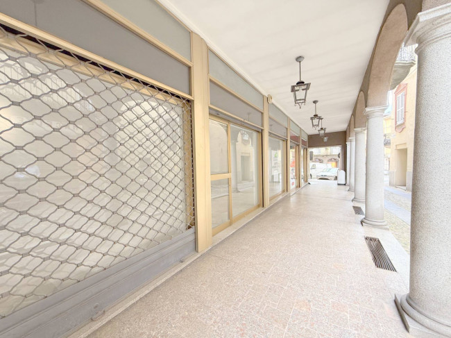 Attività commerciale in affitto a Varallo