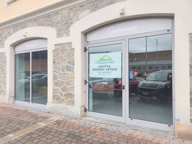 Locale commerciale in affitto a Borgosesia