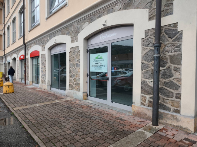 Locale commerciale in affitto a Borgosesia