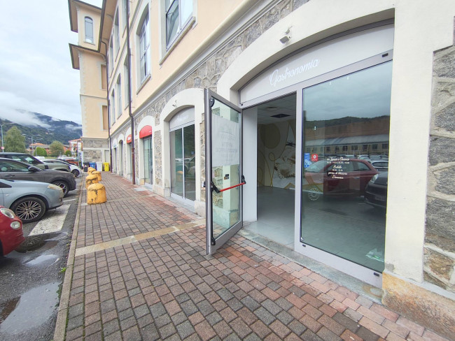 Locale commerciale in affitto a Borgosesia