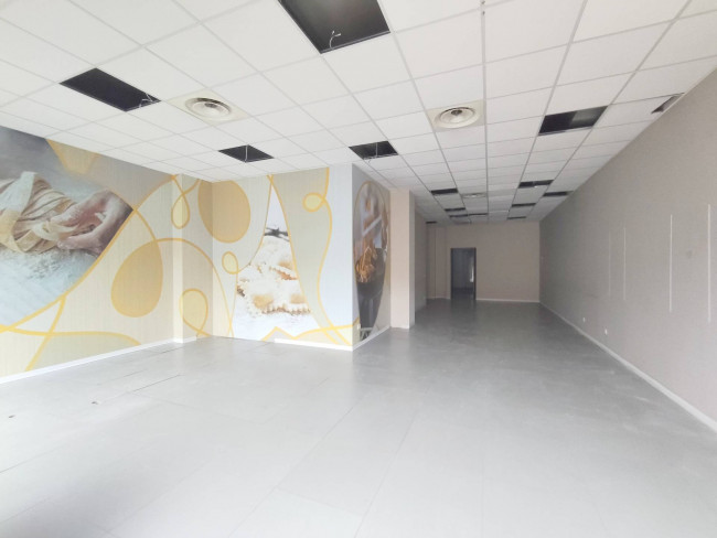 Locale commerciale in affitto a Borgosesia