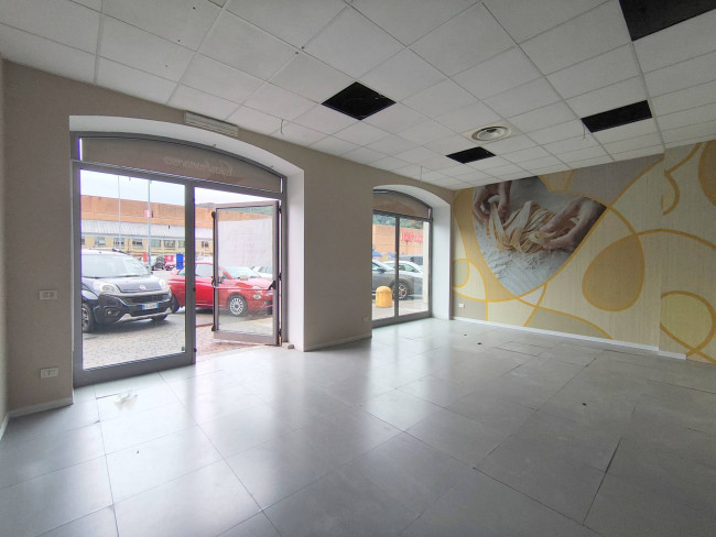 Locale commerciale in affitto a Borgosesia