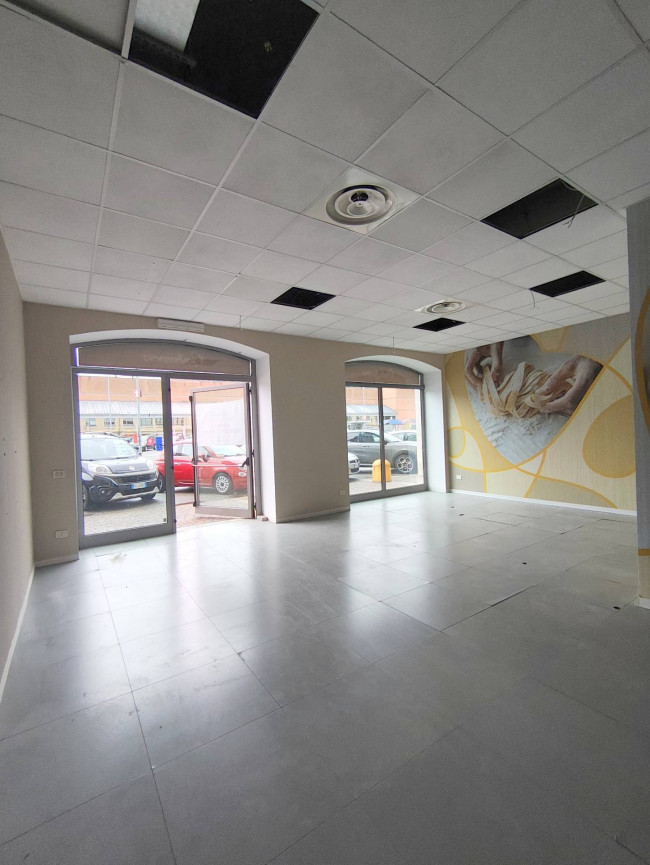 Locale commerciale in affitto a Borgosesia