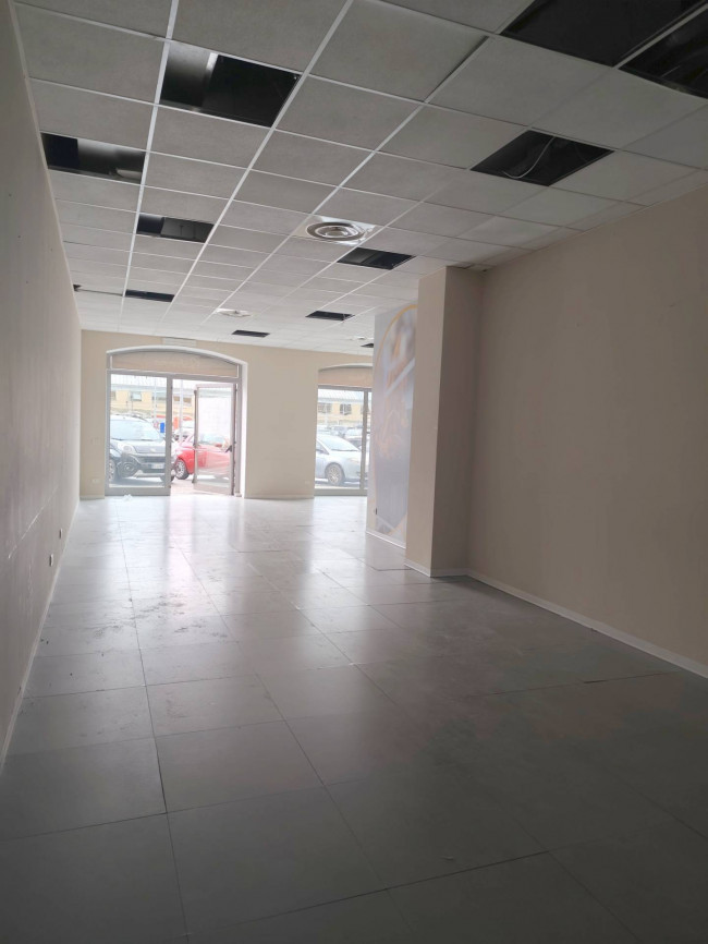 Locale commerciale in affitto a Borgosesia