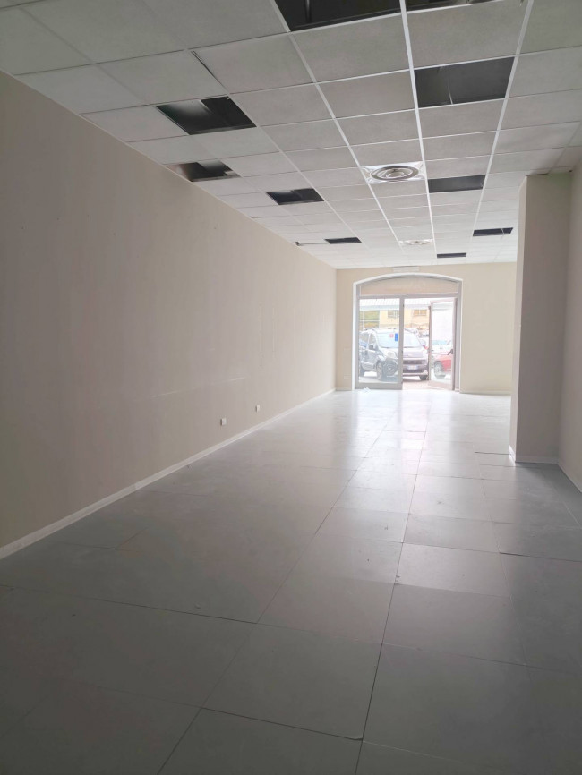 Locale commerciale in affitto a Borgosesia