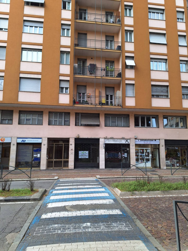 Locale commerciale in affitto a Borgosesia