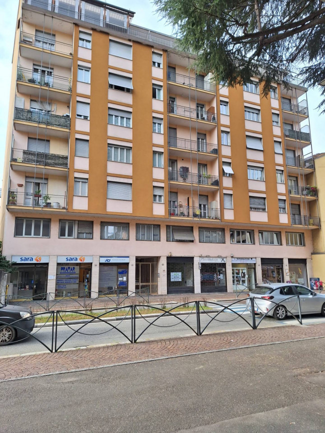 Locale commerciale in affitto a Borgosesia