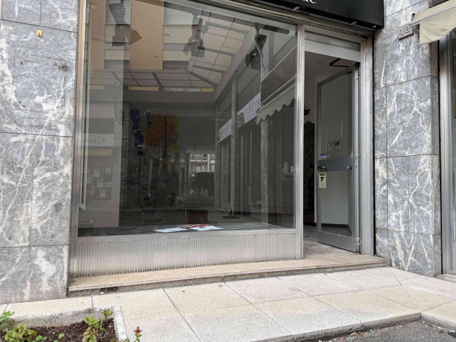 Locale commerciale in vendita a Borgosesia