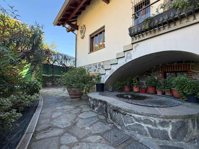 Villa bifamiliare in vendita a Borgosesia