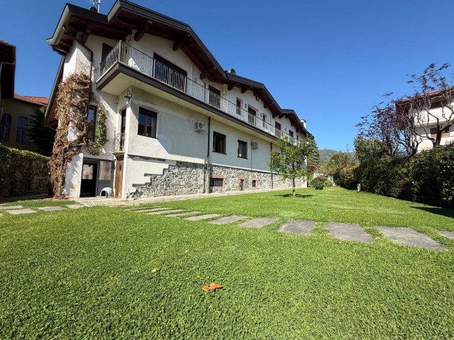 Villa bifamiliare in vendita a Borgosesia