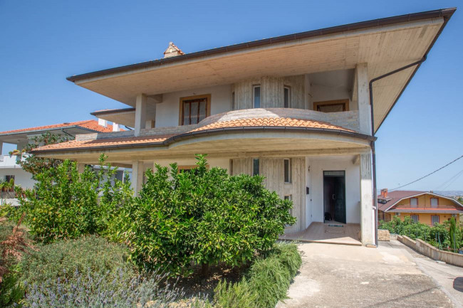 Villa in vendita a Casalincontrada (CH)