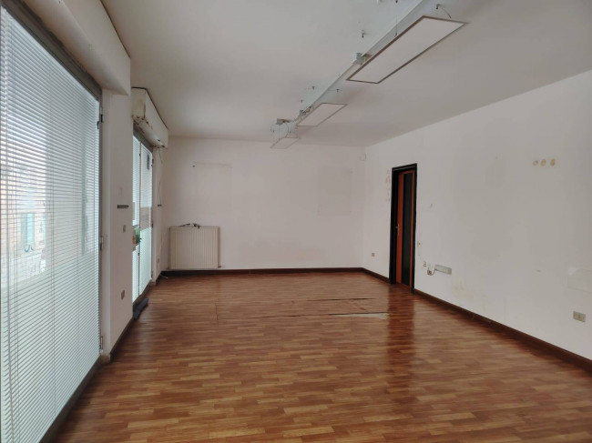 Locale commerciale in vendita a Mosciano Sant'Angelo