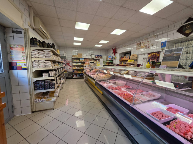 Locale commerciale in vendita a Succivo
