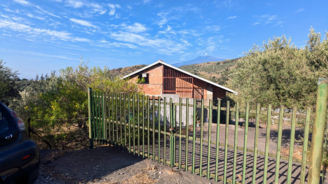 terreno con rustico in vendita a Calatabiano