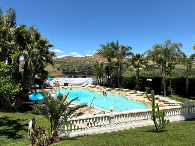 Villa con piscina e campo di Calcio in vendita a Riesi