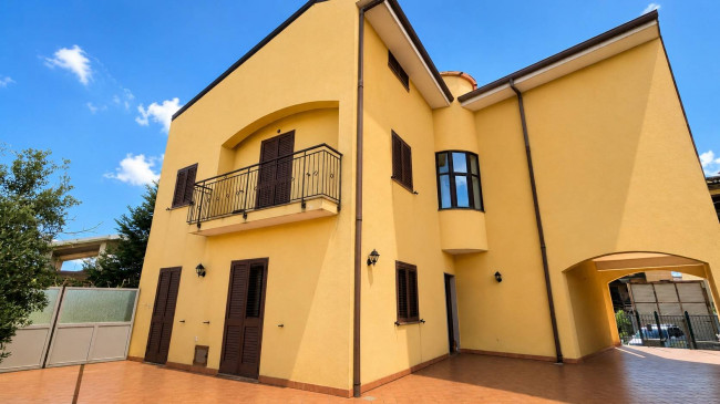 Villa in vendita a Piedimonte Etneo