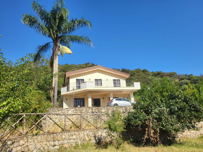 Villetta con terreno in vendita a Francavilla di Sicilia