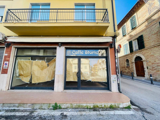 Locale commerciale in affitto a San Benedetto del Tronto