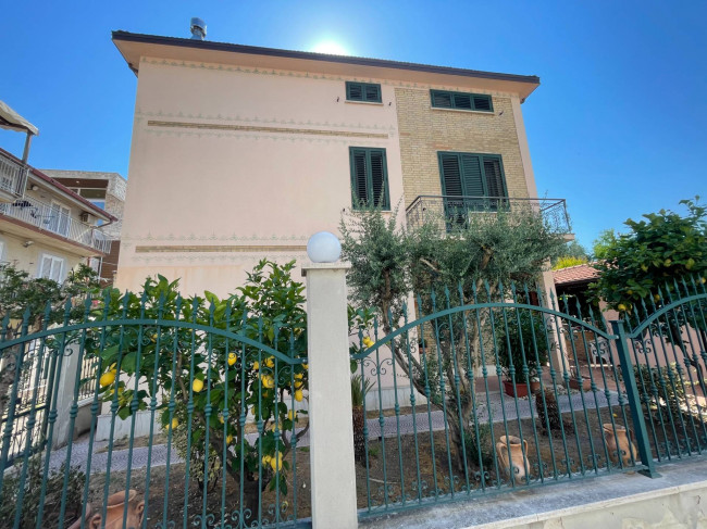 Casa cielo terra in vendita a Grottammare