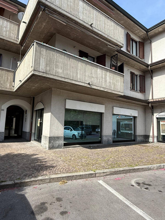Attività commerciale in vendita a Pessano con Bornago