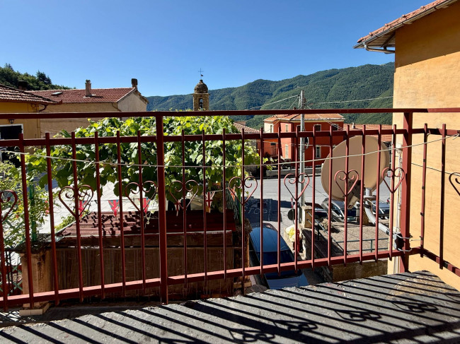 Zweifamilienhaus zu verkaufen in Pornassio