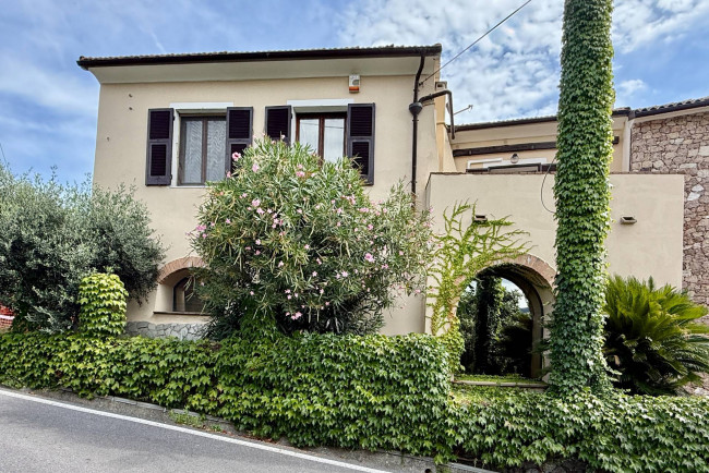 Casa Indipendente in vendita a Vado Ligure