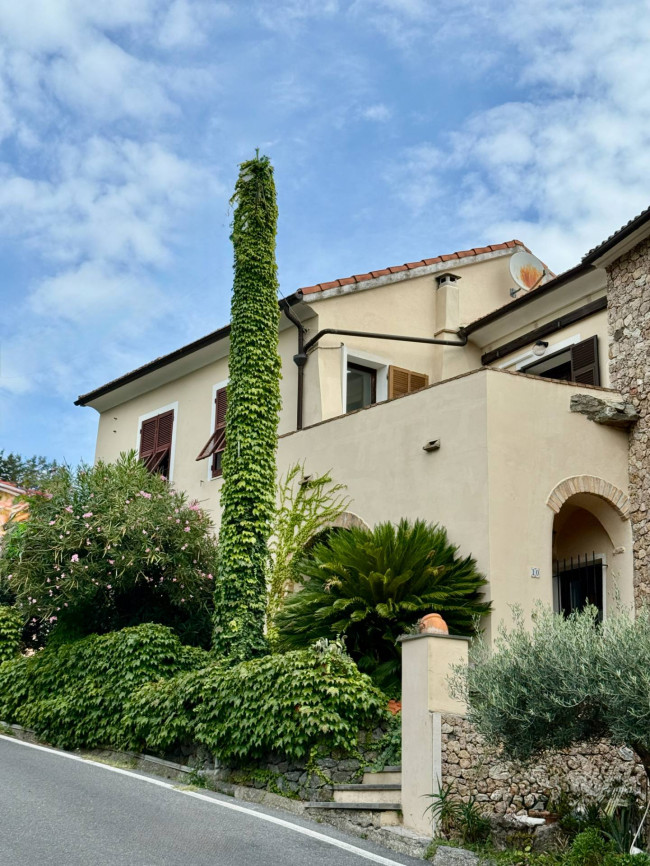 Casa Indipendente in vendita a Vado Ligure