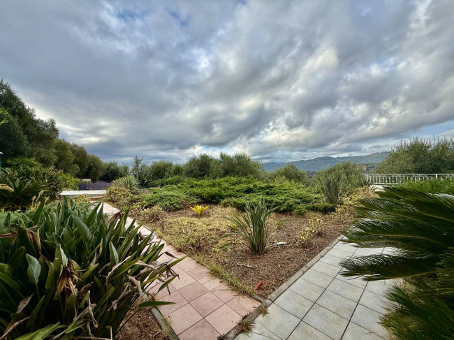 Palazzina indipendente in vendita a Diano Castello