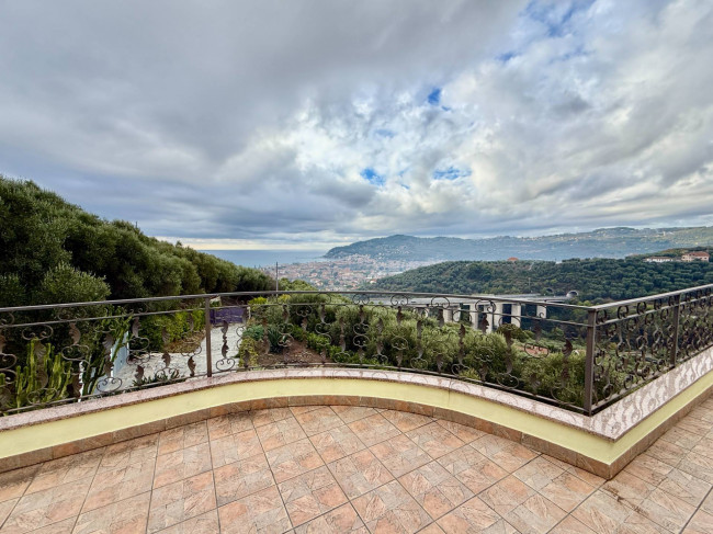 Palazzina indipendente in vendita a Diano Castello