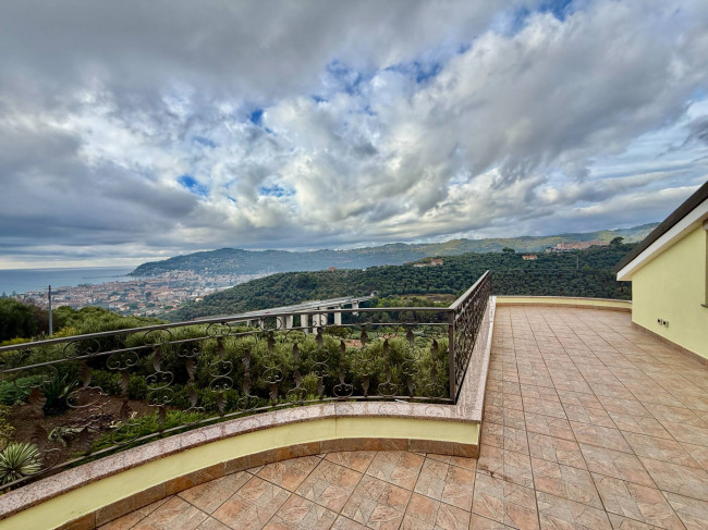 Palazzina indipendente in vendita a Diano Castello