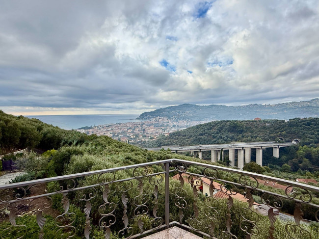 Palazzina indipendente in vendita a Diano Castello