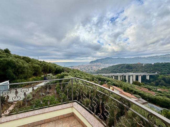 Palazzina indipendente in vendita a Diano Castello