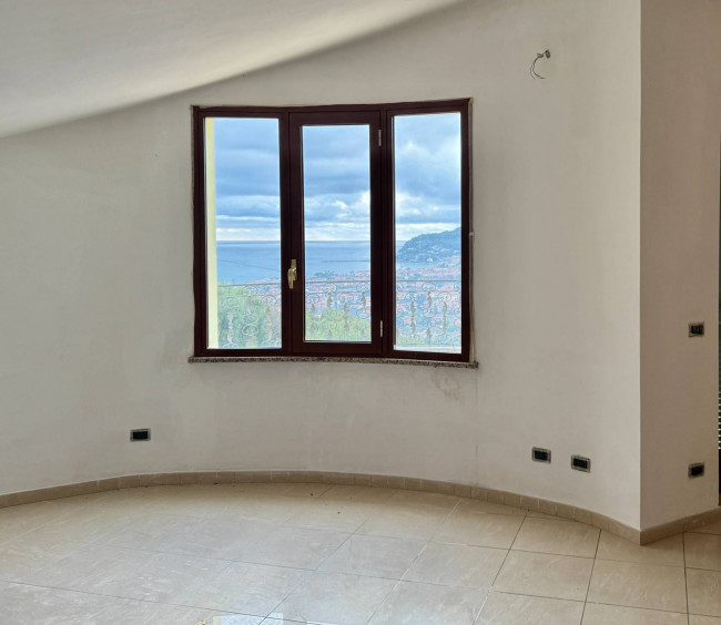 Palazzina indipendente in vendita a Diano Castello