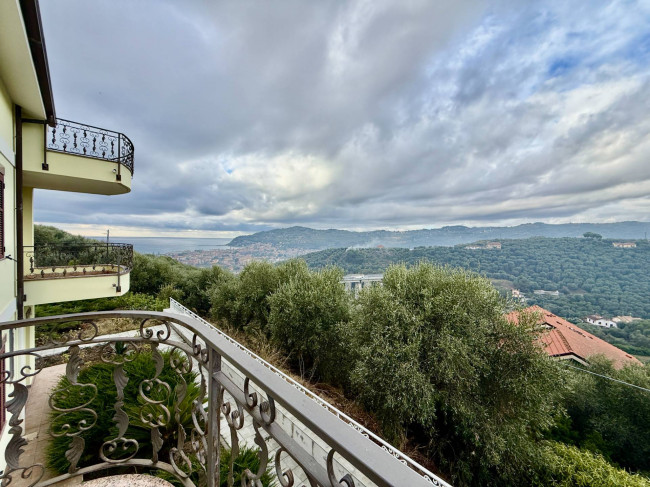Palazzina indipendente in vendita a Diano Castello