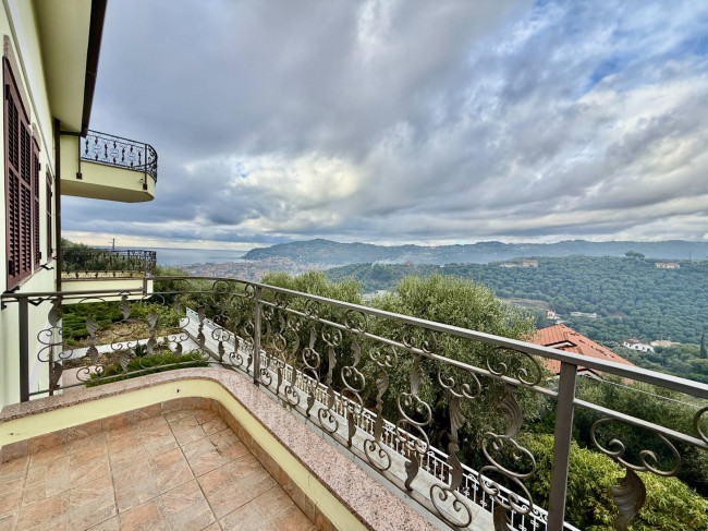 Palazzina indipendente in vendita a Diano Castello