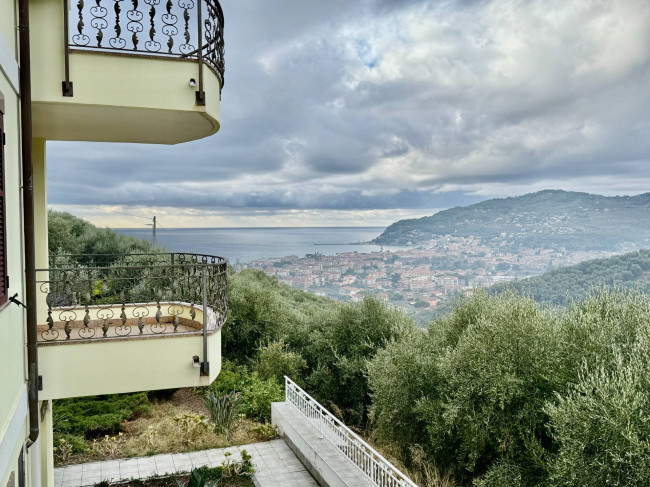 Palazzina indipendente in vendita a Diano Castello