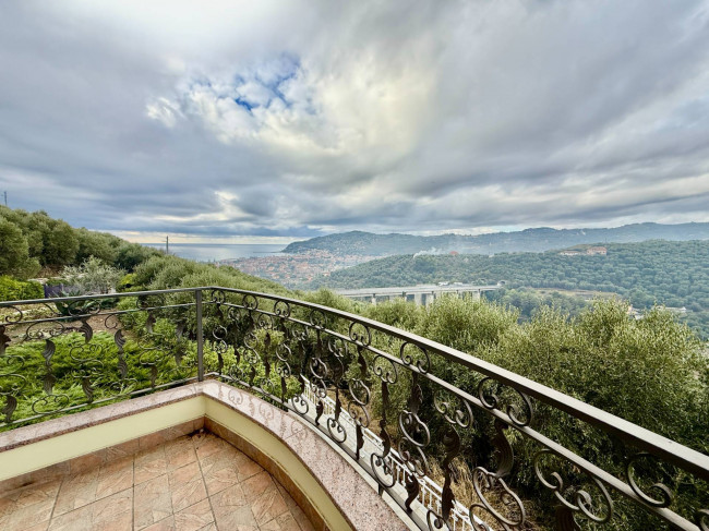 Palazzina indipendente in vendita a Diano Castello