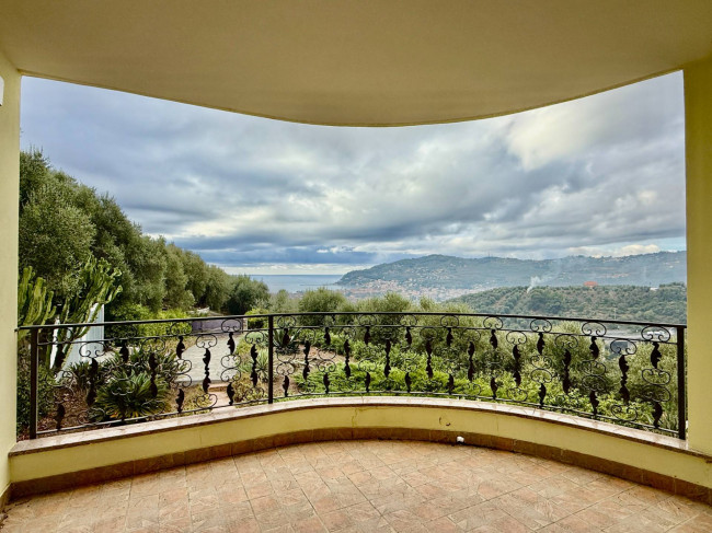 Palazzina indipendente in vendita a Diano Castello