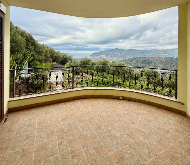 Palazzina indipendente in vendita a Diano Castello