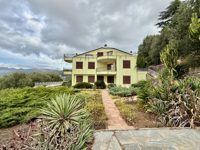 Palazzina indipendente in vendita a Diano Castello