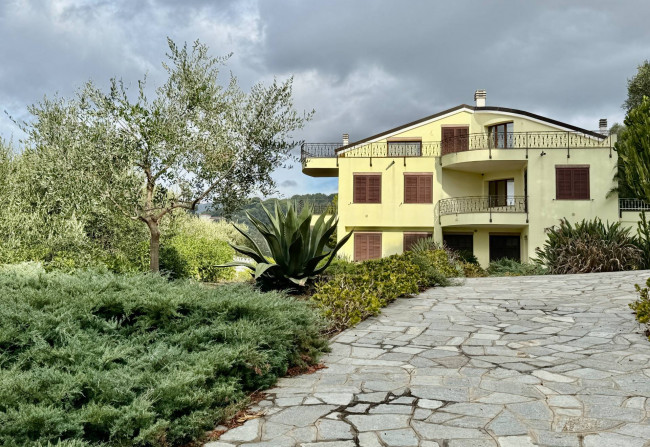 Palazzina indipendente in vendita a Diano Castello